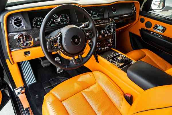 Rent Black Rolls Royce Cullinan in Dubai
