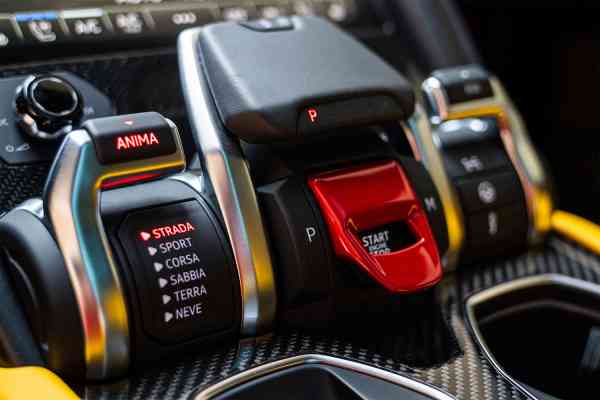 Аренда желтого Lamborghini Urus MY Capsule в Дубае