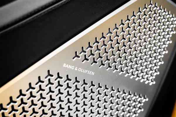 Аренда желтого Lamborghini Urus MY Capsule в Дубае