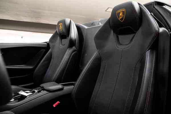 Аренда черного Lamborghini Huracan Evo Spyder в Дубае