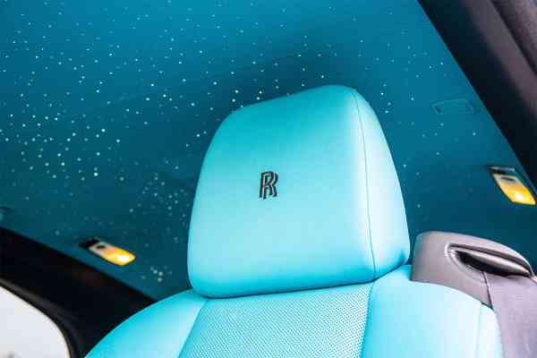Rent Black Rolls Royce Wraith in Dubai