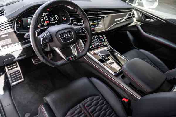 Аренда черного Audi RSQ8 в Дубае