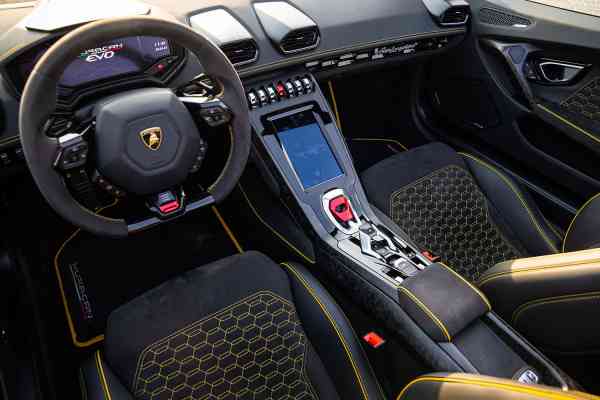 Rent unique colored Lambo Huracan Evo Spyder
