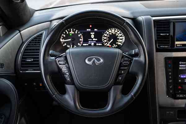 Семейный 7-местный Infiniti QX80 доступен в аренду в Дубае