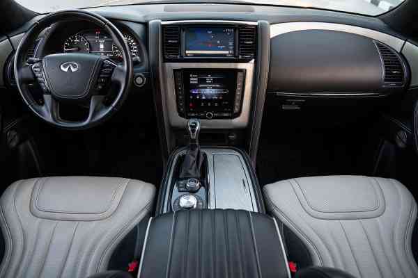 Семейный 7-местный Infiniti QX80 доступен в аренду в Дубае