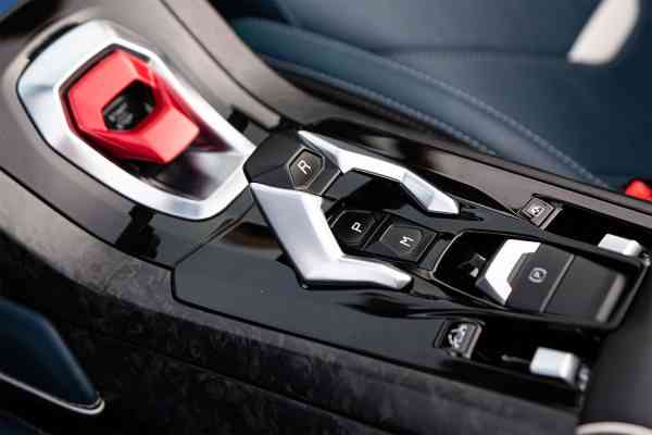 Rent White Lamborghini Huracan Evo Spider in Dubai