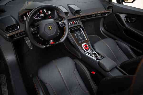 Аренда черного Lamborghini Huracan Evo Spyder в Дубае