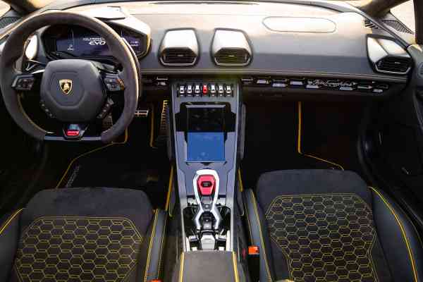 Rent unique colored Lambo Huracan Evo Spyder