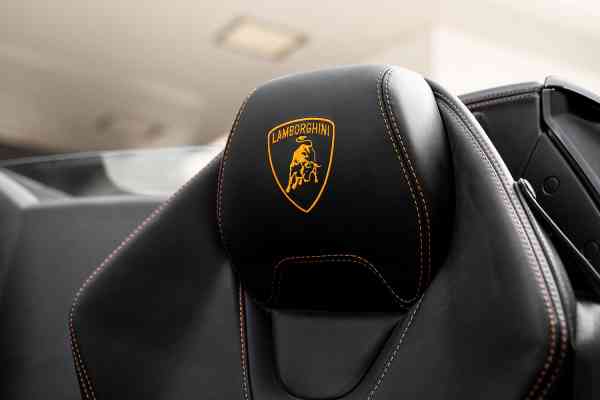 Аренда черного Lamborghini Huracan Evo Spyder в Дубае