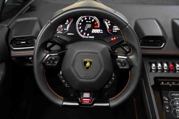 Аренда черного Lamborghini Huracan Evo Spyder в Дубае