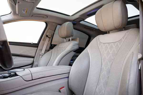 Rent luxurious Mercedes-Benz Maybach in Dubai