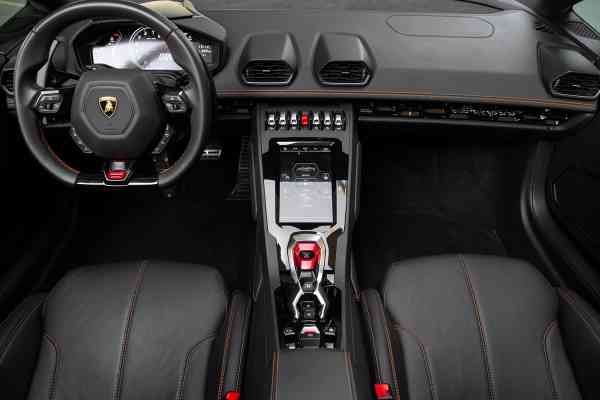 Аренда черного Lamborghini Huracan Evo Spyder в Дубае