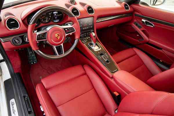 Арендуйте Порш Бокстер в Дубае по доступным ценам