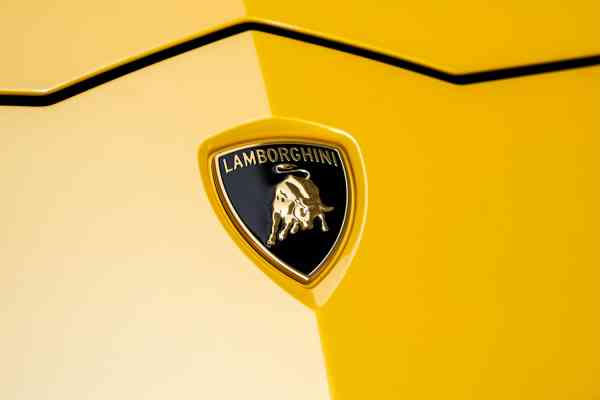 Аренда желтого Lamborghini Urus MY Capsule в Дубае