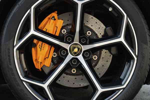 Rent Black Lamborghini Huracan Evo in Dubai