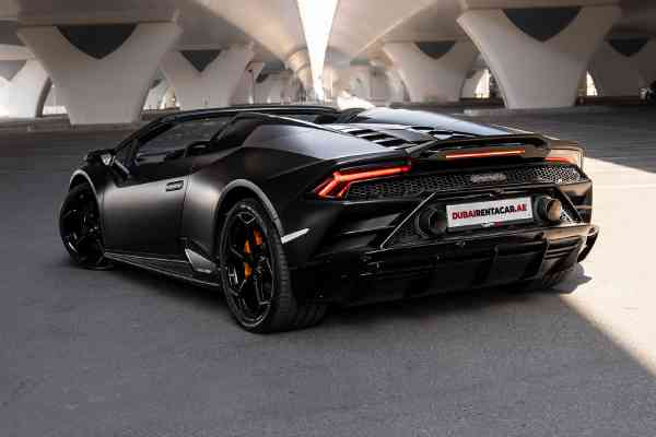 Аренда черного Lamborghini Huracan Evo Spyder в Дубае