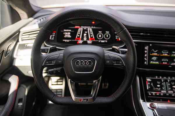 Аренда черного Audi RSQ8 в Дубае