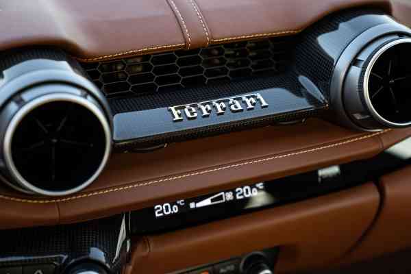 Аренда Феррари 812 Дубай