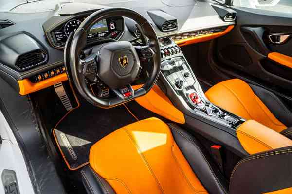 Rent White Lamborghini Huracan in Dubai
