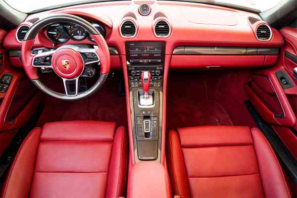 Арендуйте Порш Бокстер в Дубае по доступным ценам