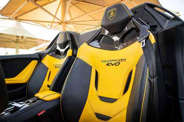 Аренда синего Lamborghini Huracan Evo Spyder в Дубае