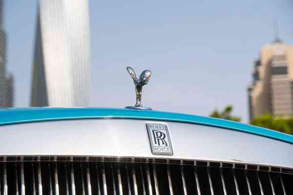 Rent Black Rolls Royce Wraith in Dubai