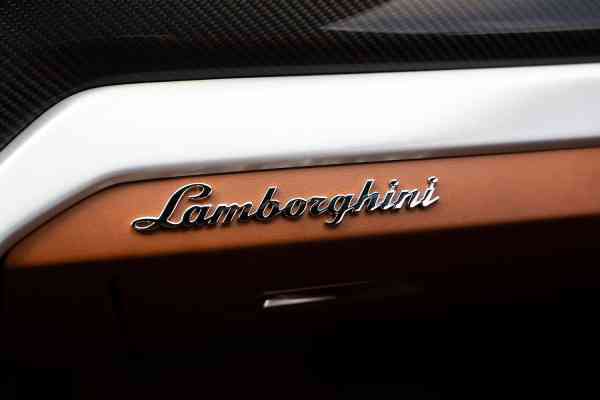 Уникальный темно-серый с коричневым салоном Lamborghini Urus доступен в аренду в Дубае