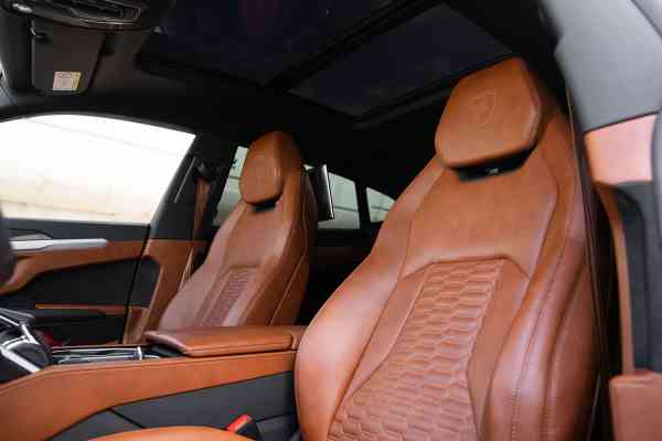 Уникальный темно-серый с коричневым салоном Lamborghini Urus доступен в аренду в Дубае