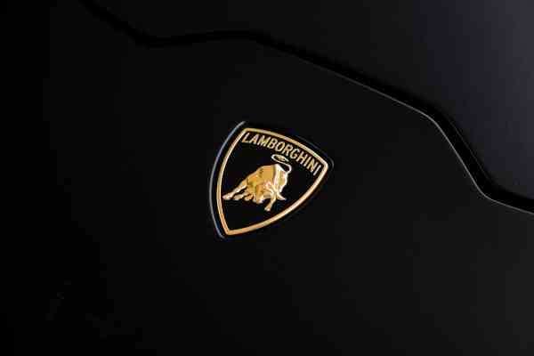 Аренда черного Lamborghini Huracan Evo Spyder в Дубае
