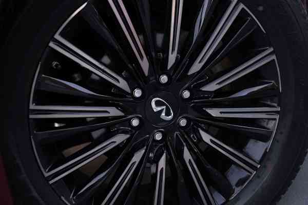 Семейный 7-местный Infiniti QX80 доступен в аренду в Дубае