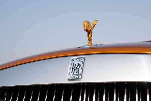 Rent White-Gold Rolls Royce Wraith in Dubai