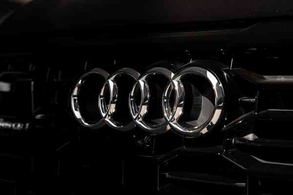 Аренда черного Audi RSQ8 в Дубае