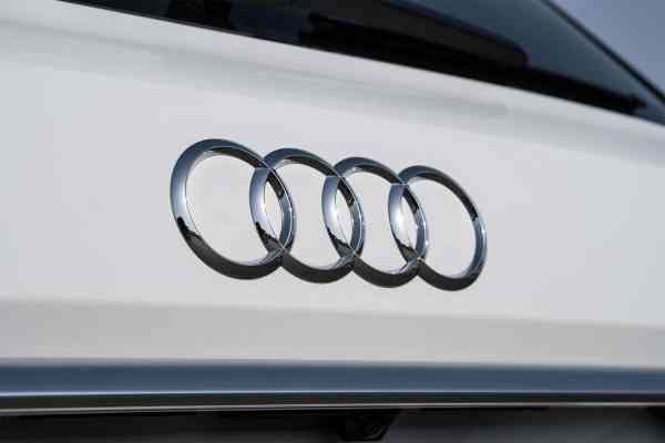 Rent White brand new Audi Q7 2021 model, REF-75 in Dubai