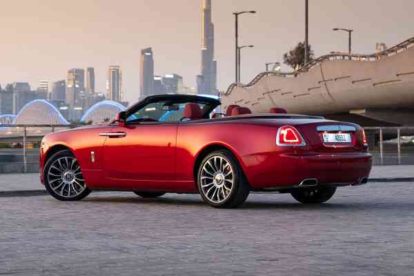 Роскошный Rolls Royce Dawn доступен в аренду в Дубае