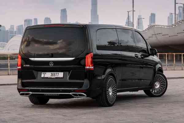 Роскошный 4-местный Mercedes-Benz V250 Maybach доступен в аренду в Дубае