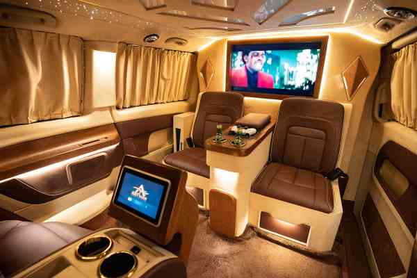 Роскошный 4-местный Mercedes-Benz V250 Maybach доступен в аренду в Дубае