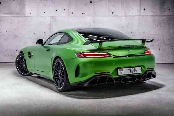 Зеленый Mercedes-Benz AMG GTR доступен в аренду в Дубае