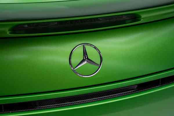 Зеленый Mercedes-Benz AMG GTR доступен в аренду в Дубае