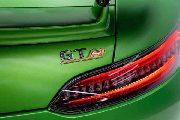 Зеленый Mercedes-Benz AMG GTR доступен в аренду в Дубае