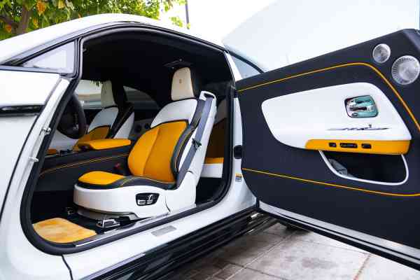Арендуйте белый RR Spectre Black Badge с оранжевым салоном в Дубае.