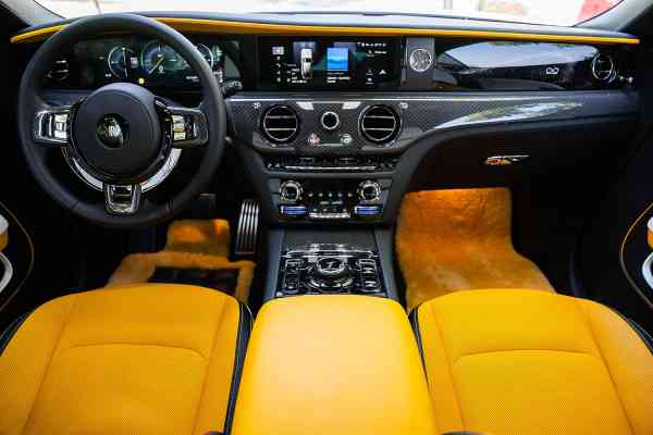 Арендуйте белый RR Spectre Black Badge с оранжевым салоном в Дубае.