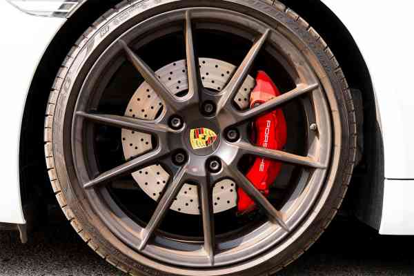 Арендуйте Порш Бокстер в Дубае по доступным ценам