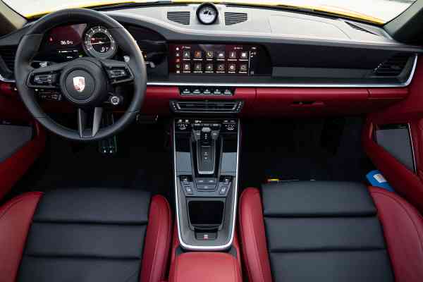 Желтый Porsche 911 Turbo S доступен в аренду в Дубае