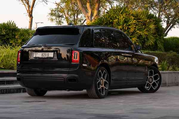 Аренда Rolls Royce Cullinan с черным значком в Дубае