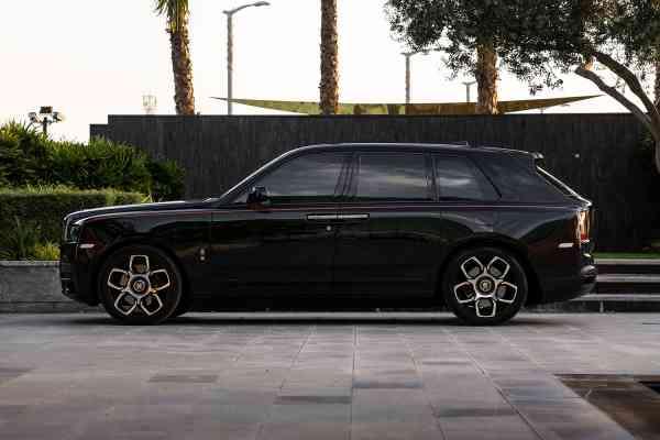 Аренда Rolls Royce Cullinan с черным значком в Дубае
