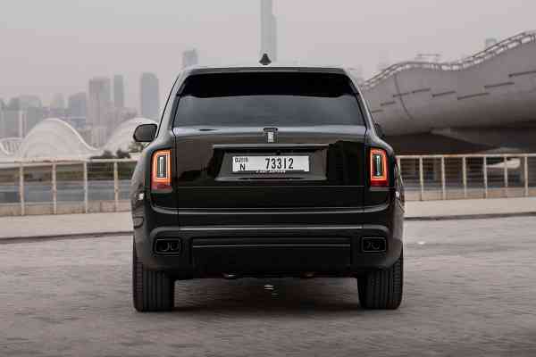 Аренда Rolls Royce Cullinan с черным значком в Дубае