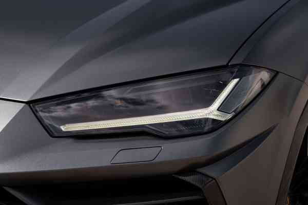 Уникальный темно-серый с коричневым салоном Lamborghini Urus доступен в аренду в Дубае