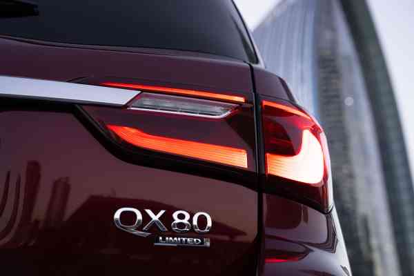 Семейный 7-местный Infiniti QX80 доступен в аренду в Дубае