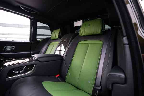 Аренда Rolls Royce Cullinan с черным значком в Дубае