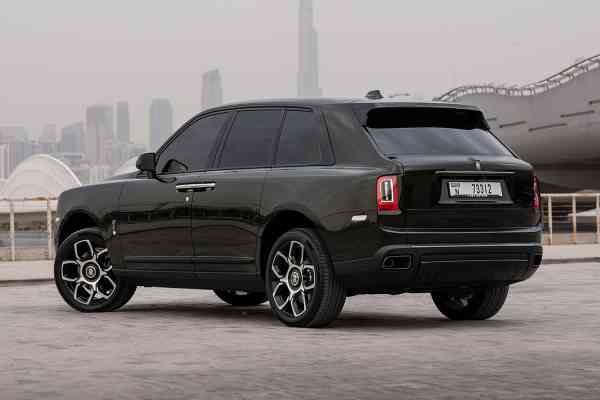 Аренда Rolls Royce Cullinan с черным значком в Дубае